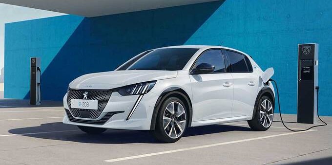 Nuova Peugeot e-208: l'auto elettrica con un'autonomia fino a 400 km 