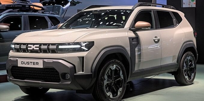 Dacia Duster Hybrid-G 150 4x4, cosa dicono le prove: prezzi da 28.500 euro, GPL a 8,1 l/100 km, bagagliaio da 400 litri