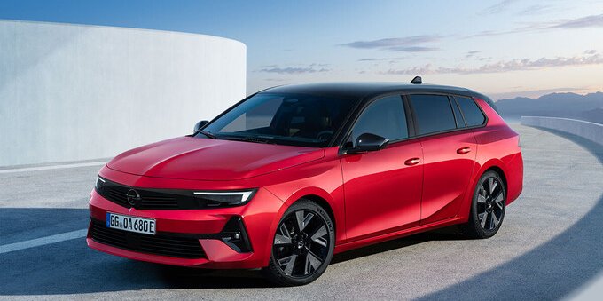 Nuova Opel Astra Electric: arriverà in primavera anche la versione Sports Tourer 