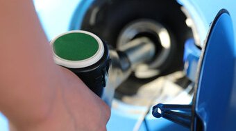 Benzina: superata la soglia dei 2 euro litro