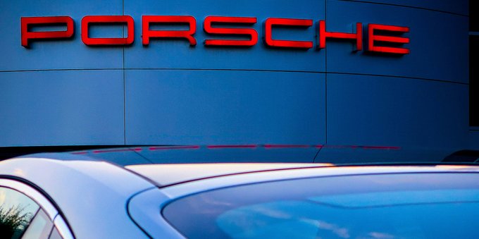 Porsche punta sulle auto elettriche: la svolta entro il 2030
