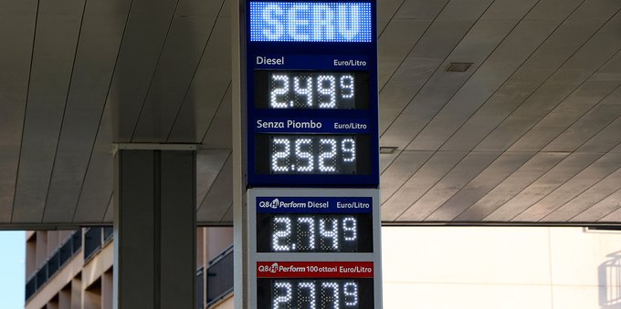 Carburanti, cambiano i cartelli con i prezzi medi e meno sanzioni ai benzinai, ma arriva l'app anti-speculazione del governo