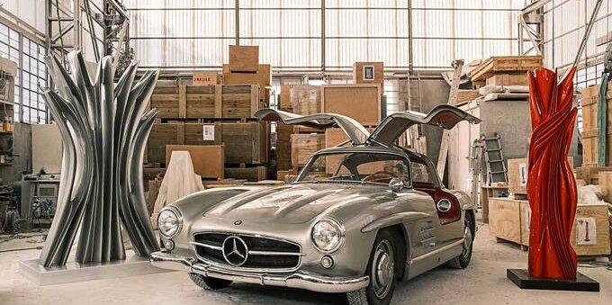 Mercedes-Benz: nello studio di Pablo Atchugarry una 300 SL Gullwing