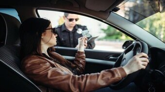 Cosa rischia chi non si ferma al posto di blocco o all'alt della polizia
