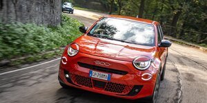 Fiat 600 Hybrid, Comfort e La Prima: motori, cavalli, consumi, interni,  allestimenti, prezzo 