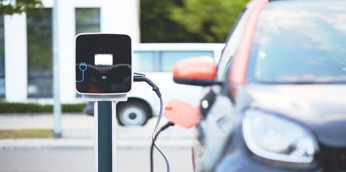 L'Unione Europea vuole vietare la vendita delle auto a benzina e diesel: c'è la data