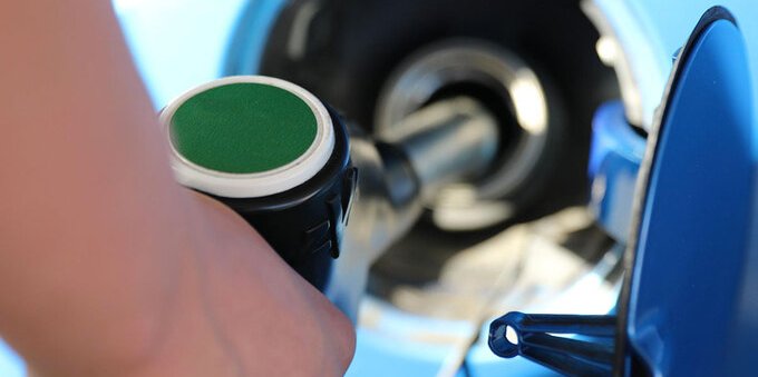 Benzina: superata la soglia dei 2 euro litro