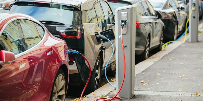 Ricarica auto elettriche: costi, abbonamenti e tariffe a confronto
