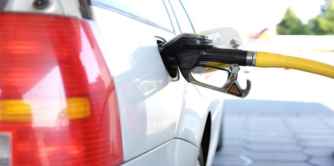 Prezzo benzina non crolla con il petrolio: ecco perché