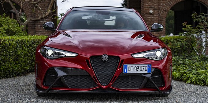 Alfa Romeo Giulia GTA: prezzi, foto e caratteristiche 