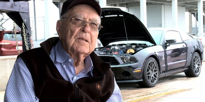 Carroll Shelby, da automobilista a imprenditore: chi è, cosa ha fatto e quanto vale la sua auto oggi