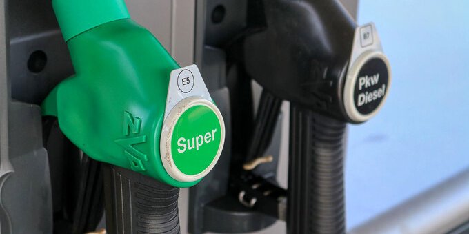 Prezzi carburanti: benzina e diesel continuano a salire