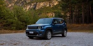 Nuova Jeep Renegade 2024, adesso è solo ibrida: motori, allestimenti e prezzi