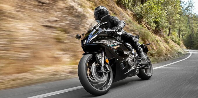 Nuova Yamaha R7 2021: prezzi, foto e caratteristiche