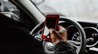 Chi usa il telefono fermo al semaforo rischia la multa