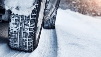 Obbligo gomme invernali 2026-2027: dal 15 novembre al 15 aprile solo dove c'è l'ordinanza, multe da 87 a 344 euro