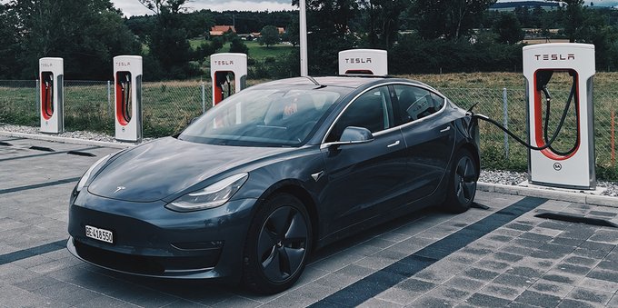 Tesla Model 3: aumenta l'autonomia della berlina