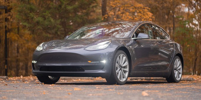 Tesla Model 3 inquina il 65% in meno di Mercedes Classe C