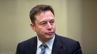 Elon Musk sminuisce il coronavirus: “C'è più rischio a guidare un'auto”