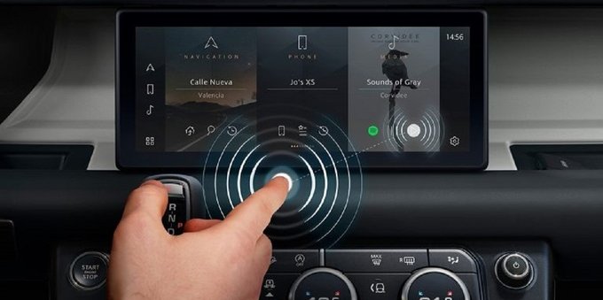 Jaguar Land Rover sperimenta tecnologia touchscreen senza contatto
