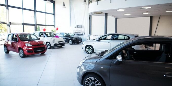 Mercato auto 2024: l'anomalia italiana e le previsioni di stagnazione