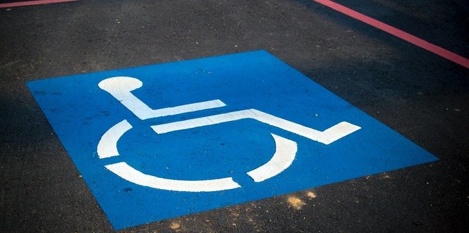 Multa più alta per chi parcheggia nel posto disabili: cosa cambia nel 2021