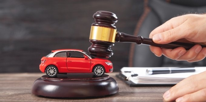 Comprare un'auto usata all'asta giudiziaria: come fare, vantaggi e rischi
