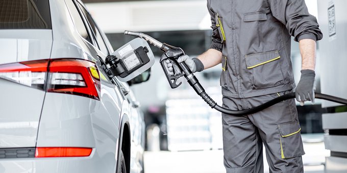 Prezzi record per benzina e diesel, cresce l'allarme: ecco cosa succederà nei prossimi mesi