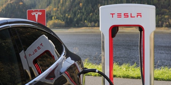 Tesla: un bug consente alle auto elettriche di altri ricarica gratis nei supercharger