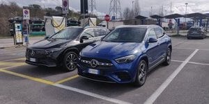 Mercedes-Benz GLA vs EQA: ibrida ed elettrica a confronto