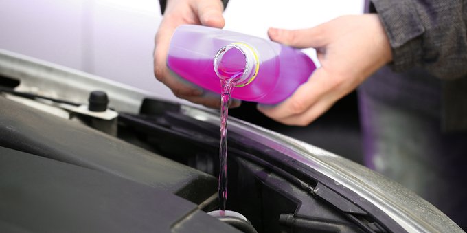 Liquido radiatore auto: differenze, colori e quando cambiarlo