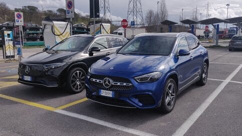 Mercedes-Benz GLA vs EQA: ibrida ed elettrica a confronto
