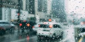 Temporale in auto, cosa fare in caso di fulmini o allagamenti