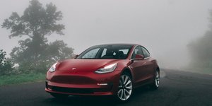 Tesla Model 3 da 36.490 euro: nuovo listino per accedere agli incentivi