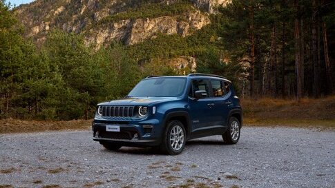 Nuova Jeep Renegade 2024, adesso è solo ibrida: motori, allestimenti e prezzi