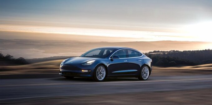 Tesla, nuovo ribasso dei prezzi: la Model 3 costa come l'Alfa Romeo Junior