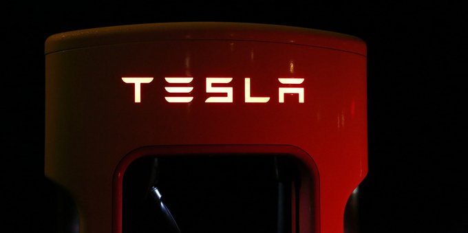 Tesla: furgone elettrico con tetto apribile ad energia solare in arrivo?