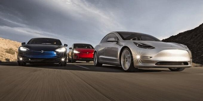 Tesla: stop alla produzione delle auto con guida a destra
