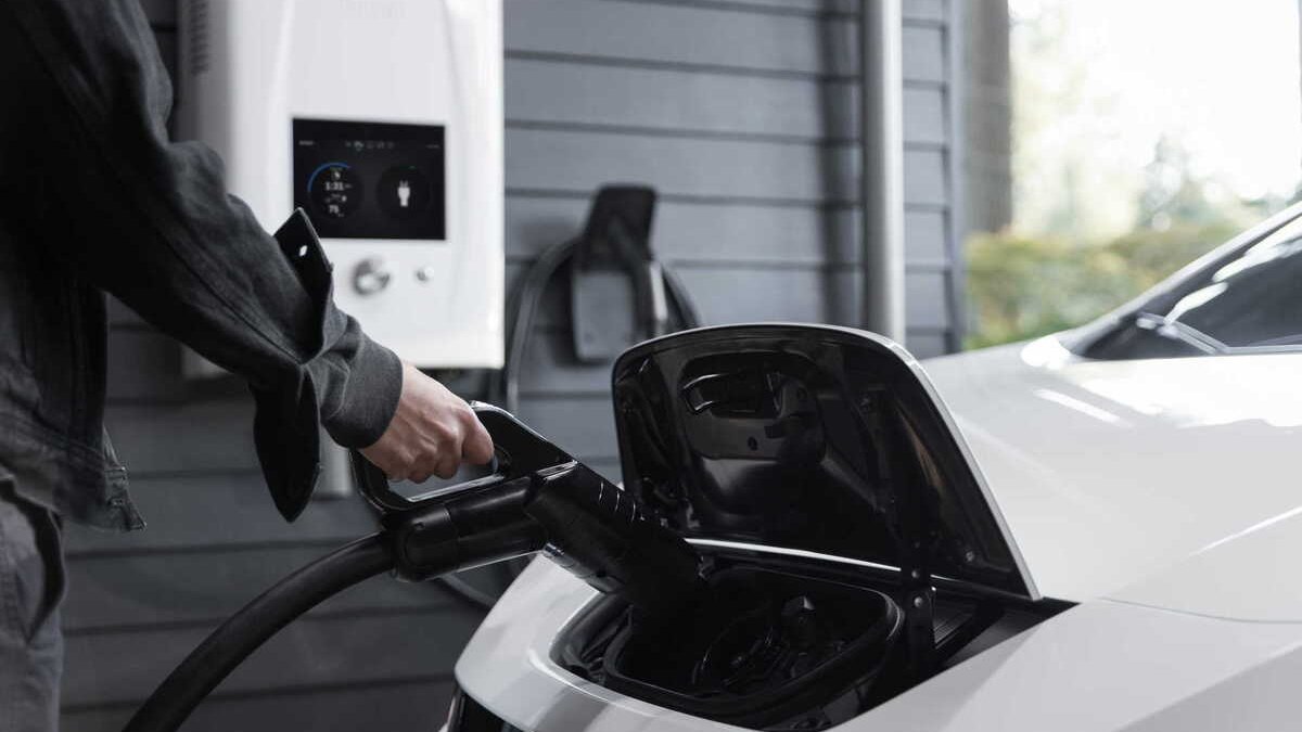 Auto elettriche, wall box: cos'è, come funziona e vantaggi della ricarica  domestica