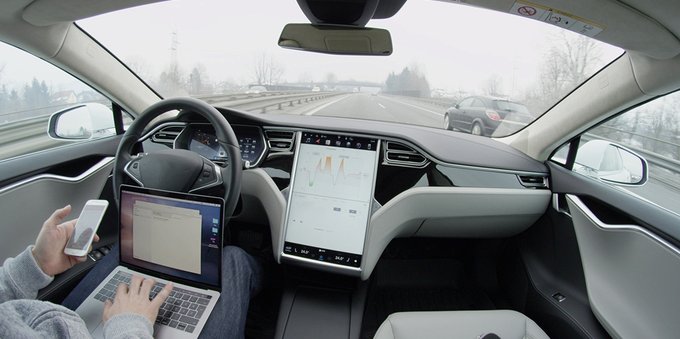 Tesla ad un passo dalla guida autonoma completa secondo Musk
