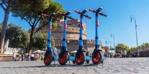 Roma, monopattini elettrici: solamente 3 operatori autorizzati e nuove regole per lo sharing