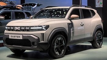 Dacia Duster Hybrid-G 150 4x4, cosa dicono le prove: prezzi da 28.500 euro, GPL a 8,1 l/100 km, bagagliaio da 400 litri
