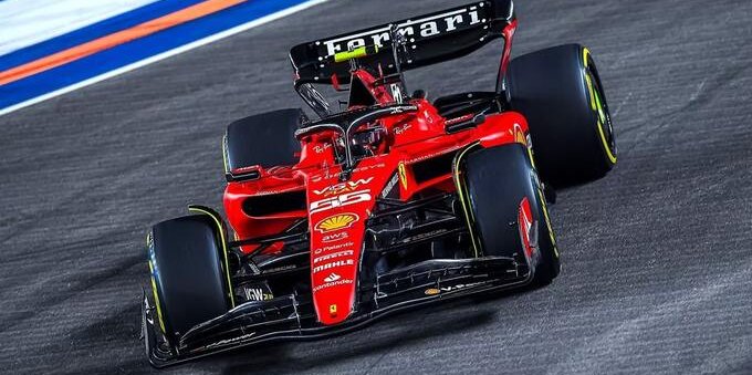 F1, capolavoro Ferrari: Carlos Sainz vince il GP Singapore 2023