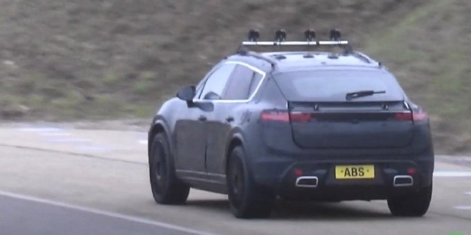 Nuova Porsche Macan Elettrica avvistata in un video