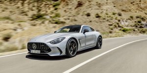 La Mercedes-AMG GT 2024 diventa una 2+2 per sfidare la Porsche